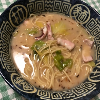 キャベツとイカ炒めのっけラーメン